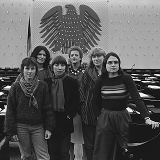 Schwarzweiß-Foto: Gruppenbild im Deutschen Bundestag 1984 mit sechs Politikerinnen der Partei „Die Grünen“