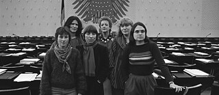  Schwarzweiß-Foto: Gruppenbild im Deutschen Bundestag 1984 mit sechs Politikerinnen der Partei „Die Grünen“
