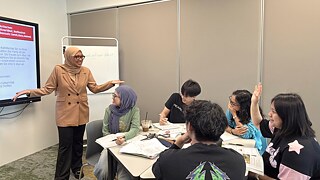 Nadhirah, our German teacher at Goethe-Institut Malaysia teaching a classroom of students.