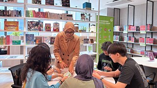 Nadhirah, our German teacher at Goethe-Institut Malaysia playing games with our German learners at the Language Media Centre.