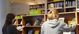 Unsere Bibliothek ist ein Ort für alle, die lesen, arbeiten, sich inspirieren lassen und Leute treffen möchten.