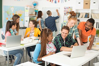 Schüler arbeiten gemeinsam im Klassenzimmer. Die Bilder der Serie "MODERNES LERNEN" zeigen Lernende, die mithilfe moderner Medien Deutsch lernen. Im Vordergrund stehen Klassenraumsituationen, Situationen vor uns nach einer Prüfung sowie die Möglichkeit, überall und jederzeit Deutsch lernen zu können.