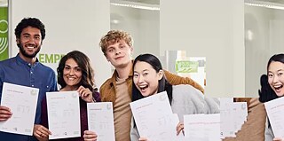 Junge Leute, die ihr Goethe-Zertifikat mit Stolz zeigen