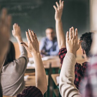 Maes de alunos numa sala de aula
