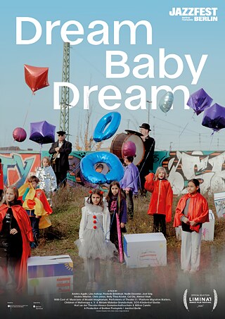 Poster zum Kurzfilm „Dream, Baby, Dream“. Das Bild zeigt eine Gruppe von Kindern und Performer*innen im Freien vor einer Graffiti-Wand. Sie halten bunte Ballons in Rot, Blau, Lila und Pink. Oben steht in großer weißer Schrift „Dream Baby Dream“. Rechts oben ist das Logo von Jazzfest Berlin zu sehen. 