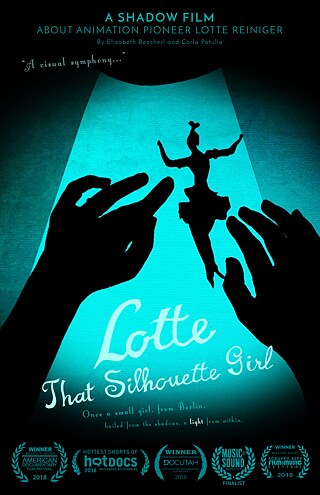 Poster zum Kurzdokumentarfilm „Lotte That Silhouette Girl“. Das Bild zeigt einen türkisfarbenen Lichtkegel vor dunklem Hintergrund. Darin sind schwarze Silhouetten von Händen zu sehen, die eine kleine tanzende Figur halten. Der Titel „Lotte That Silhouette Girl“ steht in helltürkiser Schrift auf dem Poster. Oben wird der Film als „A Shadow Film about animation pioneer Lotte Reiniger“ von Elizabeth Beecherl und Carla Patullo beschrieben. Am unteren Rand sind mehrere Festival-Auszeichnungen zu sehen.
