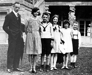 A black and white picture of Sophie Scholl with her parents and siblings