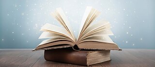 Ein offenes Buch mit Glitzer