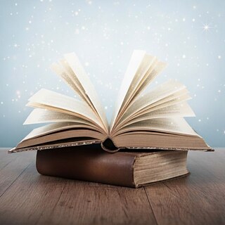 Ein offenes Buch mit Glitzer