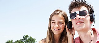 Ein Junge und ein Mädchen lächeln