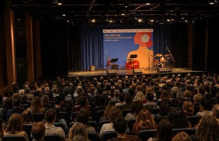 Musikerinnen: Anna-Lena Schnabel (Altsaxophon), Caloé Barbillon (Gesang, Geige), Francesca Remigi (Schlagzeug), Clara Mas (Flöte), Coro Parellada (Gitarre), Lola Ybran (Kontrabass) und Marina Garrido (Komponistin).