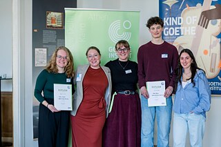 Die diesjährigen Gewinner*innen des Wettbewerbs Jonáš Bartok und Monika Dlouhá mit dem Team des Goethe-Instituts.