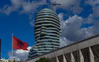 Das etwa 85 Meter hohe Gebäude „Tirana’s Rock“ ist das wahrscheinlich markanteste Bauprojekt in der albanischen Hauptstadt. Es ist geformt wie ein Kopf, der dem albanischen Nationalhelden Skanderbeg nachempfunden ist.