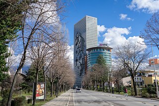 Die Fassade des Wohnhochhauses „Downtown One“ zeigt durch reliefartige Vorsprünge die Umrisse Albaniens.