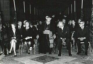 En medio el cardenal Miguel Darío Miranda y Gómez en primera fila para el concierto junto al público invitado, 1969. 
