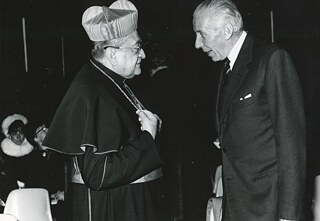 El cardenal mexicano Miguel Darío Miranda y Gómez en conversación con el director del Goethe-Institut Mexiko, Dr. Carl Schmidt, 1969.