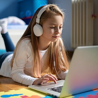 Mädchen mit Laptop