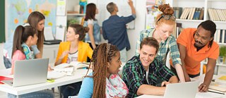 Schüler arbeiten gemeinsam im Klassenzimmer.