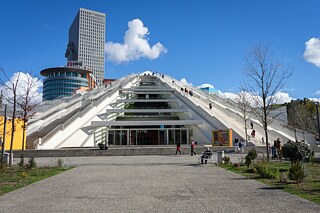 Die Pyramide wurde von 1986 bis 1988 errichtet, um ein Museum zu Ehren des albanischen Langzeit-Diktators Enver Hoxha zu beherbergen.