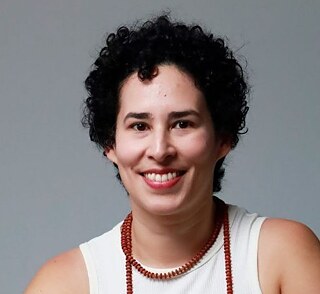 Foto von Rebeca Tinero, die direkt in die Kamera blickt