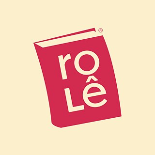 Três logos do RoLê dos Livros sobre um fundo rosa. O logo é um livro de capa verde escura escrito "roLê" na capa