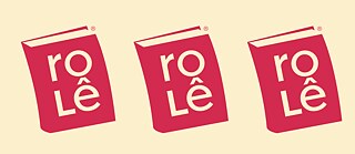 Três logos do RoLê dos Livros sobre um fundo rosa. O logo é um livro de capa verde escura escrito "roLê" na capa
