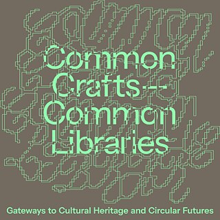 Grafisches Poster mit graubraunem Hintergrund und hellgrüner Typografie. Im Zentrum steht der Schriftzug ‚Common Crafts / Common Literacies‘. Im Hintergrund sind abstrakte, linienartige Formen im gleichen Farbton sichtbar. Unten ist der Zusatz ‚Gateways to Cultural Heritage and Circular Futures‘ zu lesen.