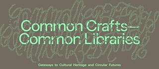 Grafisches Poster mit graubraunem Hintergrund und hellgrüner Typografie. Im Zentrum steht der Schriftzug ‚Common Crafts / Common Literacies‘. Im Hintergrund sind abstrakte, linienartige Formen im gleichen Farbton sichtbar. Unten ist der Zusatz ‚Gateways to Cultural Heritage and Circular Futures‘ zu lesen.
