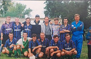 Das Dorfteam von Pischtschana (Oblast Odesa) in den späten 1990er Jahren. Die Mannschaft spielte immer in dem Satz Trikots, der gerade verfügbar war – so wie hier in den Trikots von Inter Mailand. Wassyl ist der dritte von rechts in der hinteren Reihe. 