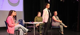 Theatergruppe während der Aufführung ihres Stücks