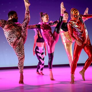 dansende mensen in surreale kleding