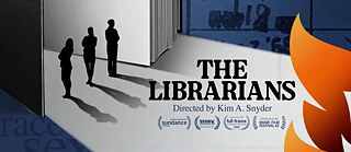 Poster des Dokumentarfilms The Librarians mit drei Silhouetten vor einem großen Bücherregal, dem Titel im Zentrum sowie grafischen Elementen, die auf Bibliotheken und die Kontrolle von Informationen verweisen.