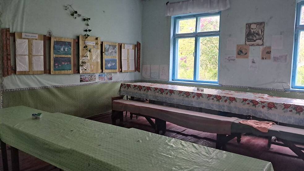 Stoly, u nichž místní pořádali vzpomínkové hostiny