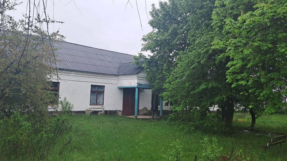 Škola v Herbyném se ukrývá v zeleni. Foto: Jevhenij Nazarenko