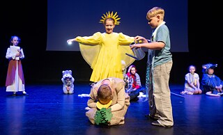 Szene aus dem Theaterstück „Die große Rübe“, Simonas Daukantas Progymnasium Kaunas