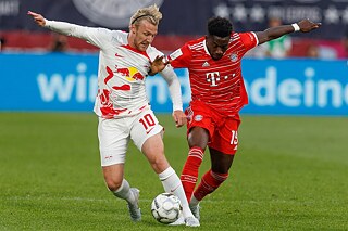 Deux footballeurs, Emil Forsberg (RB Leipzig, n° 10) et Alphonso Davies (FC Bayern Munich, n° 19), se disputent le ballon