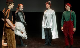 Szene aus dem Theaterstück „Die Bremer Stadtmusikanten“, Waldorfschule Kaunas