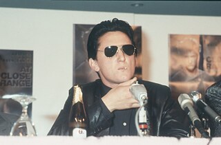 US-Schauspieler Sean Penn mit einer Flasche Pils und einer Zigarette während eines Interviews in einer Pressekonferenz.