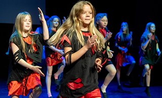 Szene aus dem Theaterstück „Teufels Schwiegersohn“, Waldorfschule Kaunas