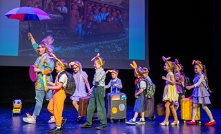 Szene aus dem Theaterstück „Eine Reise zu Tante Rosi“, Kindergartenabteilung „Kregždutė“ am Simonas Daukantas Gymansium Papilė, Bezirk Akmenė