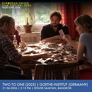 Poster des European Union Film Festival 2026, das eine Szene mit drei Personen zeigt, die um einen Tisch in einem Raum sitzen, in den Sonnenlicht durch ein Fenster fällt. In der Mitte des Tisches liegen zahlreiche verstreute Geldscheine.