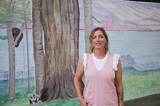 in Fenster zur Welt: Künstlerische Intervention an der Mauer des Goethe-Instituts Porto Alegre von Nana Haus. Foto mit der Künstlerin. 