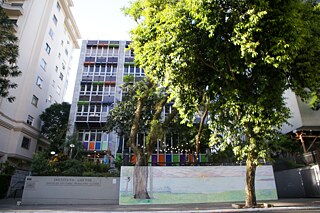 Uma janela para o Mundo: Intervenção artistica no muro do Goethe-Institut Porto Alegre de autoria de Nana Haus.