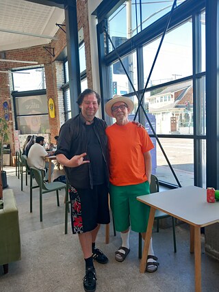 Foto de Jan Röhlk y Chuck Dukowski Los Ángeles, 2023, “En 2008 lo entrevisté por correo para un especial sobre SST. Quince años después nos encontramos en su café favorito en Venice”.