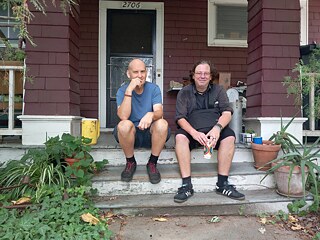 Foto de Jan Röhlk con Ian MacKaye, Washington, 2024. “Una semana de turismo musical: clubes, tiendas, estudios. El hardcore de DC siempre me ha fascinado. En 2010 hicimos en Trust un especial sobre Dischord, así surgió el contacto”.