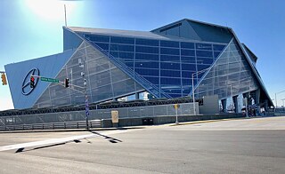 Photo du stade Mercedes-Benz d'Atlanta, sur laquelle on aperçoit des panneaux solaires. 