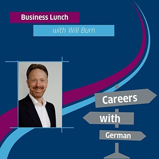 Dunkelblauer Hintergrund von zwei geschwungenen Linien in je magenta und hellblau durchzogen. Auf der rechten Seite graue Schilder mit dem weißen Schriftzug "careers in German". Auf der linken Seite ein Bild von einem lächelnden Mann im Anzug.. 