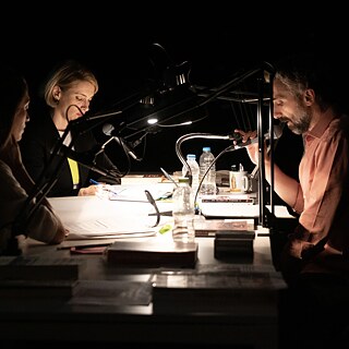 Szene Theaterstück Menschen am Tisch 