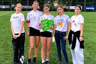 Skupinová fotografie 6 mladých fotbalistek
