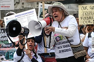 Madre buscadora protesta en el Ángel de la Independencia al término del partido de inauguración del mundial 2026. 